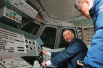 Первый вице-премьер Сергей Иванов во время осмотра кабины космического корабля «Буран» в музее истории космодрома Байконур, 2007 год