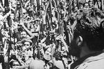 Фидель Кастро выступает перед ополченцами в момент решающего наступления на Плайя-Хирон, 1961 год

