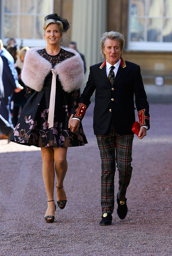 Род Стюарт с&nbsp;супругой после церемонии в&nbsp;Букингемском дворце