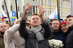 Политик Алексей Навальный (включен в список террористов и экстремистов) делает селфи с участниками «Марша памяти Бориса Немцова»