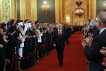 Избранный президент РФ Владимир Путин (слева) входит в Андреевский зал Большого Кремлевского дворца, где проходит церемония инаугурации, 7 мая 2012 года