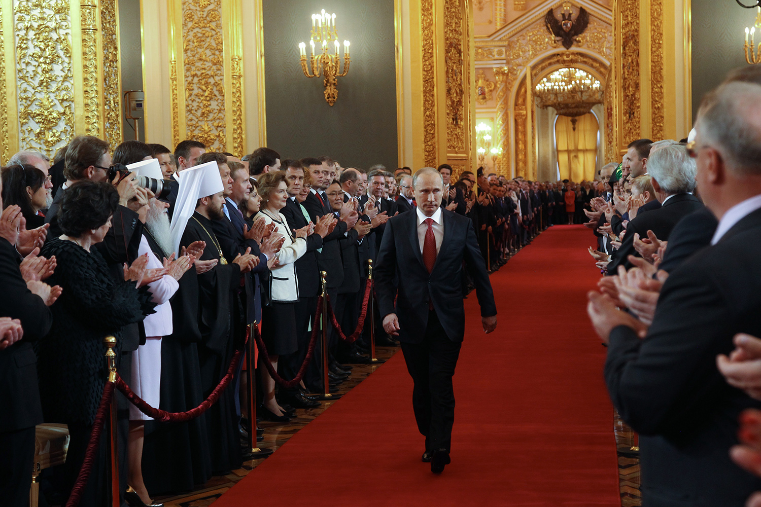 Избранный президент РФ Владимир Путин (слева) входит в Андреевский зал Большого Кремлевского дворца, где проходит церемония инаугурации, 7 мая 2012 года