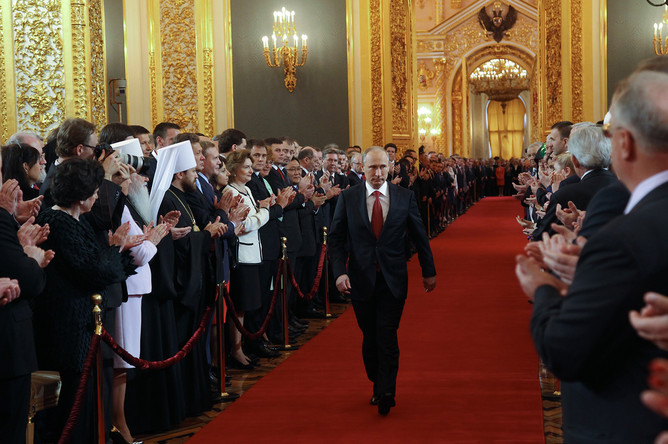 Избранный президент РФ Владимир Путин (слева) входит в Андреевский зал Большого Кремлевского дворца, где проходит церемония инаугурации, 7 мая 2012 года