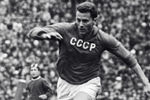 Центральный нападающий сборной команды СССР по футболу Виктор Понедельник, 1963 год
