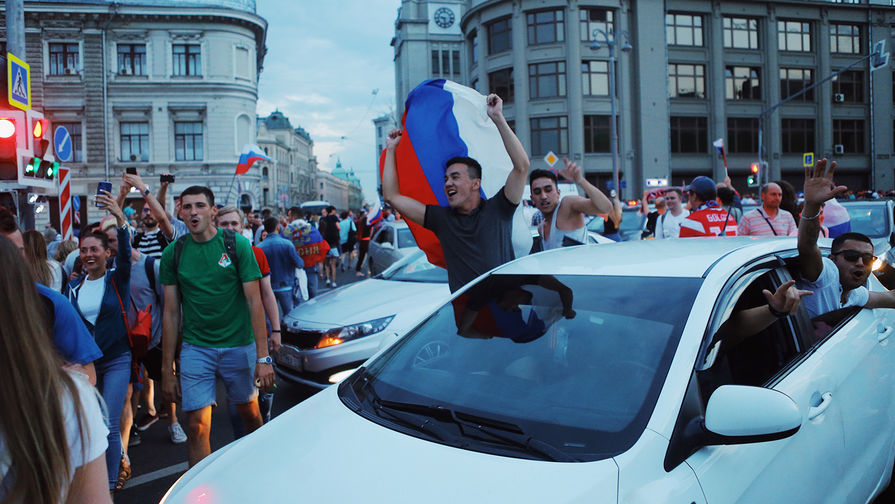 Болельщики празднуют победу сборной России в&nbsp;центре Москвы, 1 июля 2018 года