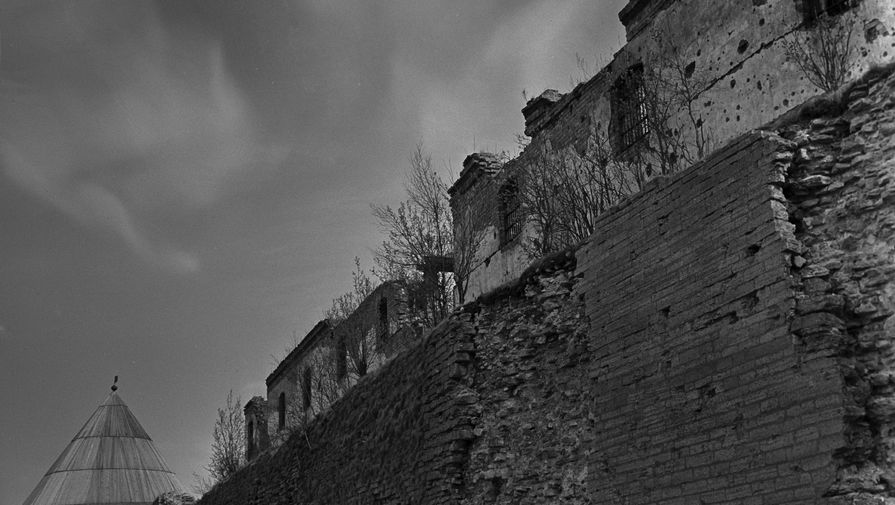 Полуразрушенная стена и Королевская башня Петрокрепости на Ореховом острове в устье Невы