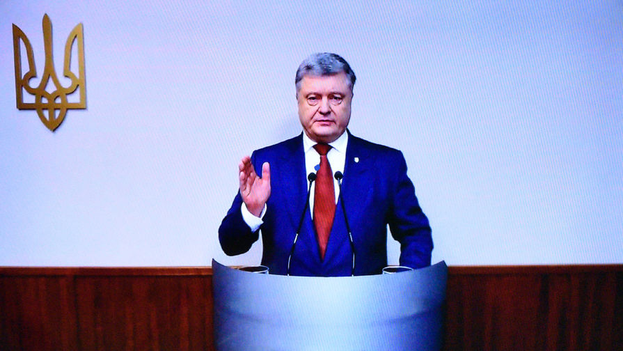 Президент Украины Петр Порошенко выступает во время высутпления в качестве свидетеля в Оболонском районном суде Киева по делу экс-президента Украины Виктора Януковича, февраль 2018 года