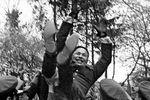 Бойцы качают командарма А.П. Белобородова после награждения его 2 Золотой звездой
Героя Советского Союза. Германия, г. Кенигсберг, апрель 1945 г.