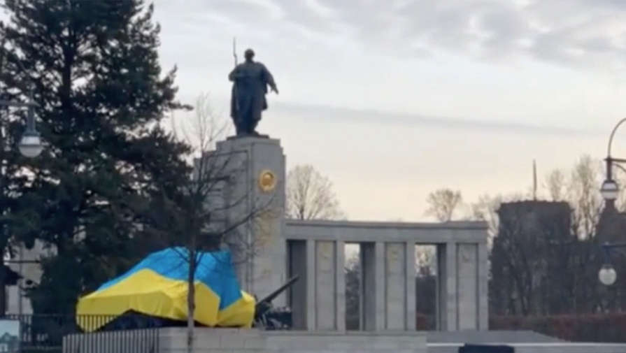 СК России возбудил четыре уголовных дела из-за осквернения памятников советским солдатам в Берлине