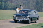 Королева Елизавета II за рулем автомобиля Vauxhall Cresta, 1968 год