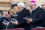 Президент Италии Серджо Маттарелла (в центре) и премьер-министр Италии Джорджа Мелони (слева) во время церемонии прощания с папой Бенедиктом XVI на площади Святого Петра в Ватикане, 5 января 2022 года