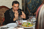 Эдриан Пол фотографирует еду в ресторане во время визита в Тулу, 2012 год