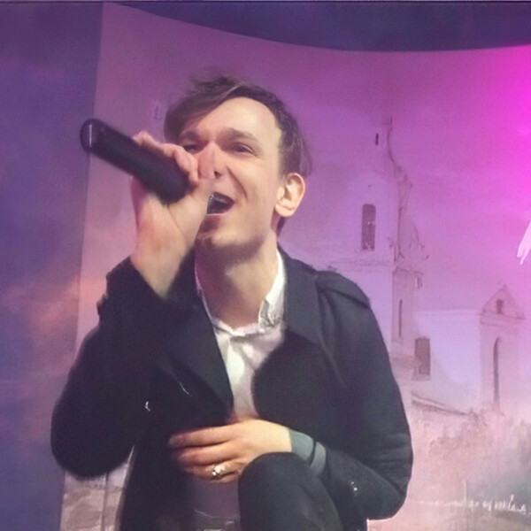 <b>Рома Англичанин (1988&ndash;2017)</b>
<br><br>
Главный саунд-продюсер российского хип-хопа середины 2010-х, который превратил ЛСП в&nbsp;огромную звезду нашей сцены.
<br><br>
Рома Англичанин (Роман Сащеко) погиб 30&nbsp;июля 2017&nbsp;года в&nbsp;возрасте 29&nbsp;лет. Точная причина его смерти не была озвучена публично, однако у&nbsp;публики не было сомнений &ndash; музыкант скончался от передозировки. Впоследствии коллега и друг Романа Олег Савченко подтвердил в&nbsp;интервью, что Англичанин употреблял запрещенные вещества &ndash; и никто не мог переубедить его побороть зависимость. Своему умершему товарищу ЛСП посвятил несколько треков, которые стали хитами &ndash; в&nbsp;частности, &laquo;Тело&raquo; (композюцию блокировали на&nbsp;территории РФ) и &laquo;Вспоминай&raquo;.