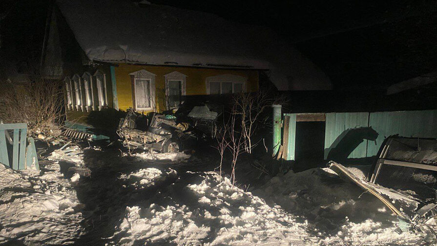 В Архангельской области автомобиль протаранил забор и врезался в частный дом