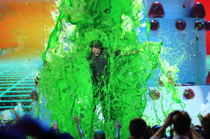 Блейк Шелтон в потоке слайма на Kids' Choice Awards 2016