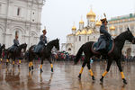 Гвардейцы почетного кавалерийского эскорта во время церемонии развода пеших и конных караулов на Соборной площади Кремля