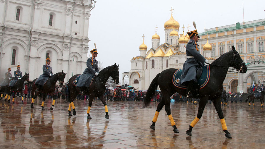 Гвардейцы почетного кавалерийского эскорта во время церемонии развода пеших и конных караулов на&nbsp;Соборной площади Кремля