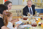 Владимир Путин и семья из Краснодарского края на церемонии вручения многодетным родителям ордена «Родительская слава» в Кремле