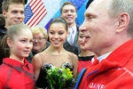 Президент России Владимир Путин и Юлия Липницкая на XXII зимних Олимпийских играх в Сочи, 9 февраля 2014 года