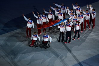Вынос национального флага России на церемонии закрытия XI зимних Паралимпийских игр в Сочи.