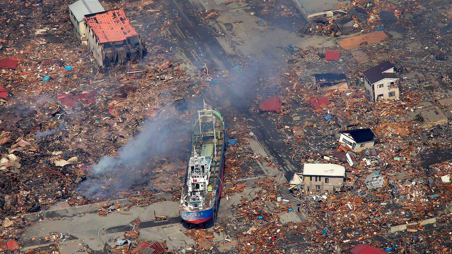 Города после землетрясений. ЦУНАМИ Фукусима 2011. Землетрясение и ЦУНАМИ В Японии в 2011 году. Фукусима землетрясение и ЦУНАМИ.