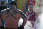Члены клуба закаливания во время празднования Масленицы в Новосибирске
