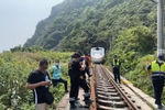 На месте крушения поезда в провинции Тайваня Хуалянь, 2 апреля 2021 года