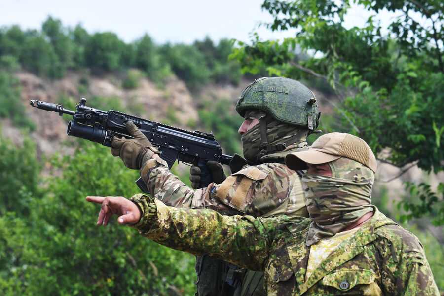 Разведчики группировки «Юг» во время стрельбы из подствольного гранатомета в рамках интенсивной подготовки на полигоне в ДНР