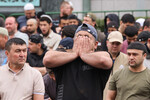 Верующие на празднике Курбан-байрам у Московской соборной мечети, 6 июня 2025 года