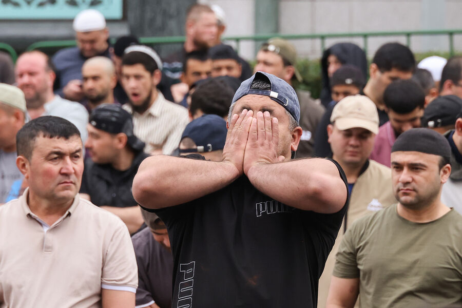 Верующие на&nbsp;празднике Курбан-байрам у&nbsp;Московской соборной мечети, 6&nbsp;июня 2025&nbsp;года