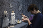 Посетительница рассматривает куклу на 12-й Международной выставке-ярмарке «Салон авторской куклы» в Москве