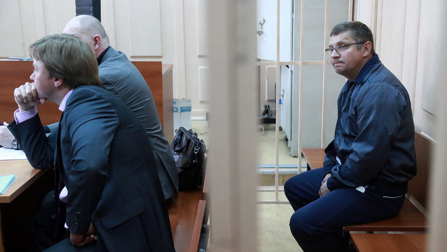 Подозреваемый в денежных махинациях управляющий директор по инвестиционной деятельности АО «Роснано» Андрей Горьков (справа) во время рассмотрения ходатайства следствия об аресте в Басманном суде, 11 июня 2017 года 