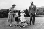 Королева Елизавета II с супругом Филиппом, герцогом Эдинбургским, детьми принцем Чарльзом и принцессой Анной и собаками в Шотландии, 1955 год 