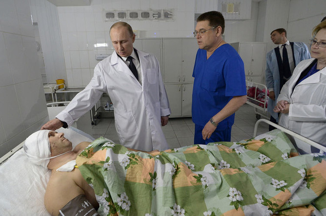 Президент России Владимир Путин во время посещения одной из больниц, куда помещены пострадавшие от терактов в Волгограде, 1 января 2014
