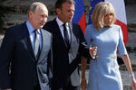 Президент России Владимир Путин, президент Франции Эмманюэль Макрон и его супруга Брижит во время встречи во Франции, 19 августа 2019 года