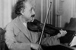 Альберт Эйнштейн играет на скрипке в своем кабинете, 1944 год