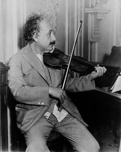 Альберт Эйнштейн играет на скрипке в своем кабинете, 1944 год