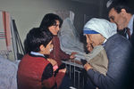 Мать Тереза приехала в Ереван для оказания помощи пострадавшим от землетрясения в Армении (7 декабря 1988 года). Мать Тереза в детской больнице, 10 декабря 1988 года