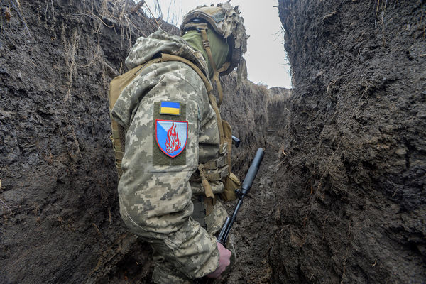 Военнослужащий ВСУ в окопе на линии разграничения в Донецкой области, 2022 год