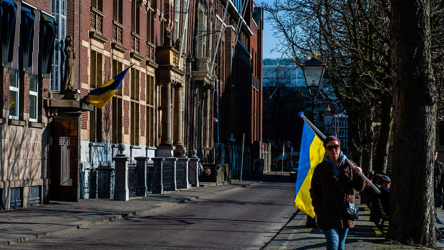 На Украине двое мужчин облили памятник Бандере