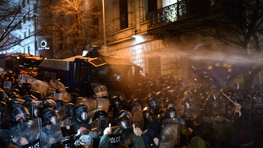 Полиция в Тбилиси начала массовые задержания митингующих