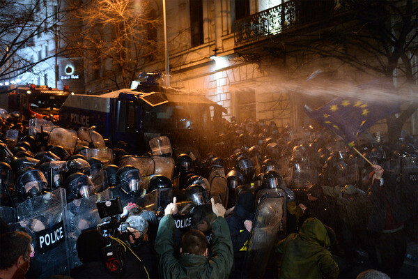 Во время акции протеста против закона об иностранных агентах возле здания парламента Грузии в&nbsp;Тбилиси, 7&nbsp;марта 2023&nbsp;года
