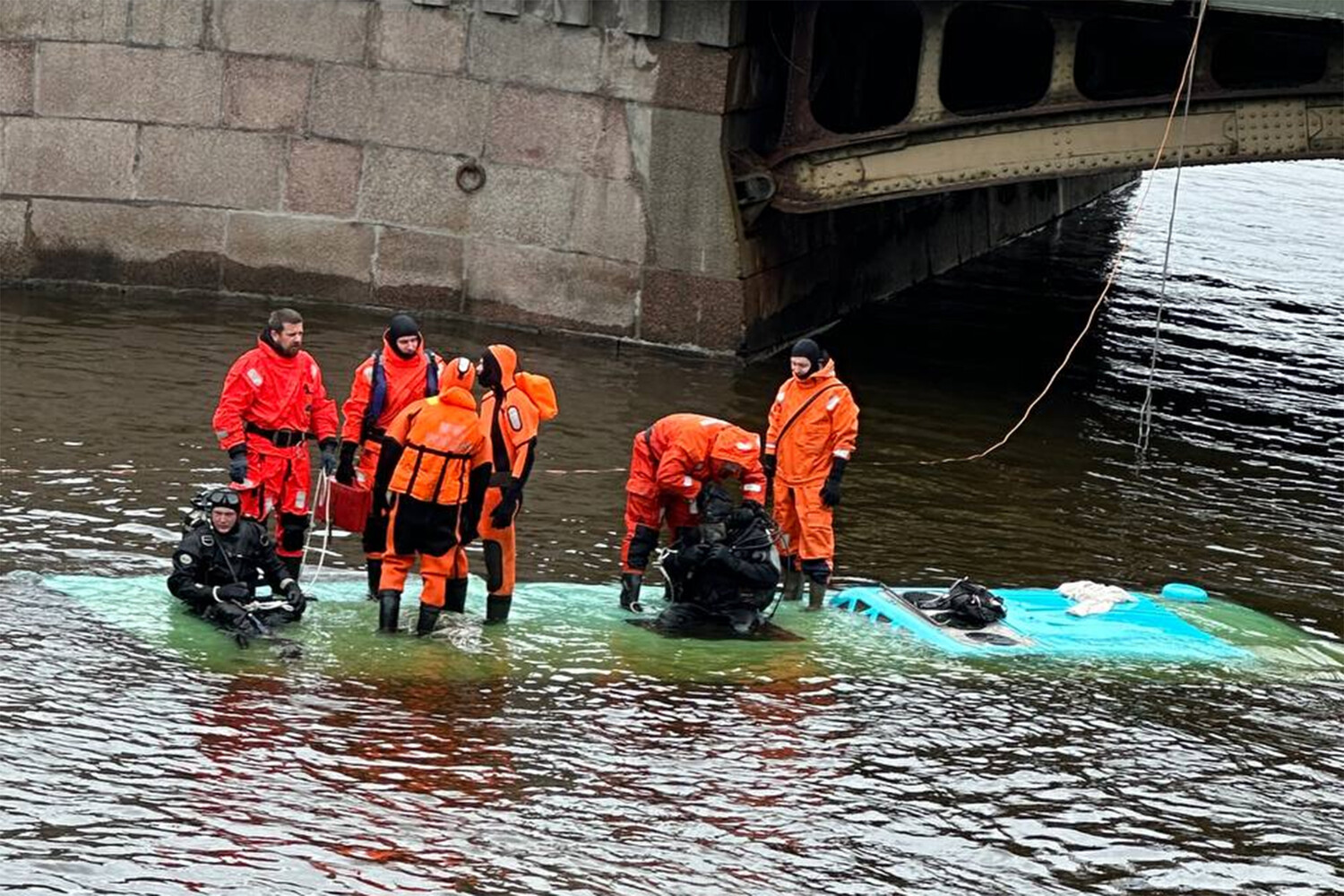 Момент падения автобуса в Мойку в центре Петербурга попал на видео -  Газета.Ru | Новости