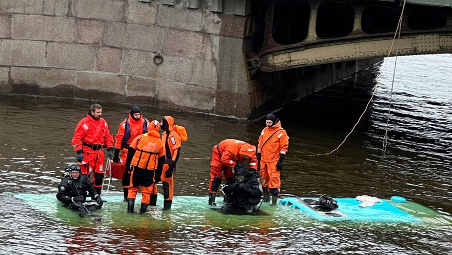 Центральному аппарату СК РФ передали дело о падении автобуса в реку в Петербурге