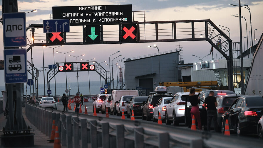 В очереди к Крымскому мосту собрались сотни автомобилей