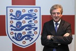 Рой Ходжсон на фоне логотипа Английской футбольной ассоциации