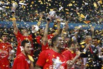 Игроки «Олимпиакоса» под золотым дождем с мини-копиями кубка Евролиги