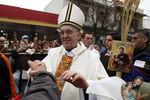 Архиепископ Аргентины Хорхе Марио Бергольо приветствует верующих во время ежегодного сбора у церкви Святого Каетана Тиенского в Буэнос-Айресе в 2009 году