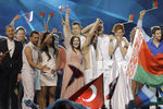Россиянка Дина Гарипова (в центре), победительница шоу Первого канала «Голос»