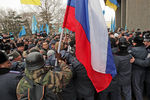 Участники митинга у здания Верховного совета Крыма в Симферополе